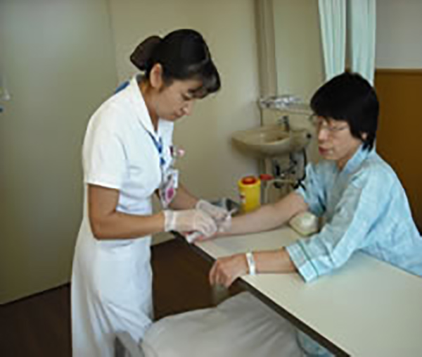 ご自分のお名前を医療スタッフと一緒にご確認ください